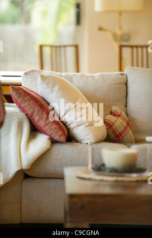 Kissen auf Sofa im Wohnzimmer Stockfoto