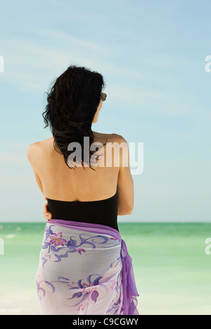 Frau am Strand betrachten, Rückansicht Stockfoto