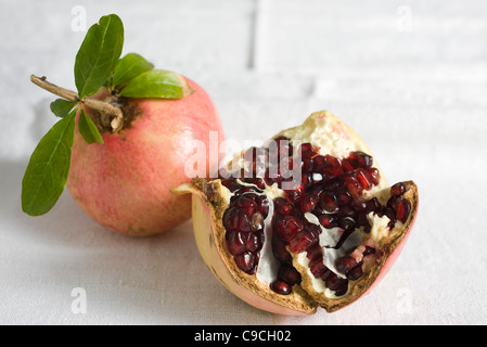 Granatapfel, schneiden eine offene freizügige Samen Stockfoto