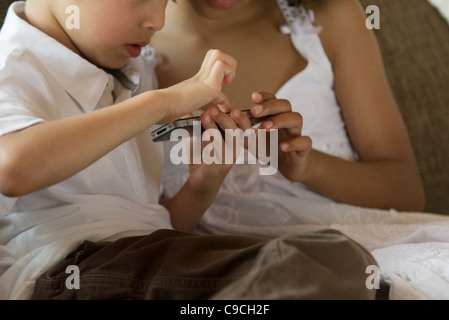 Kinder spielen mit smartphone Stockfoto