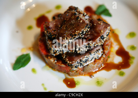 Thunfisch-Gericht auf den gehobenen Luigi Pomata Restaurant, Cagliari, Sardinien, Italien. Stockfoto