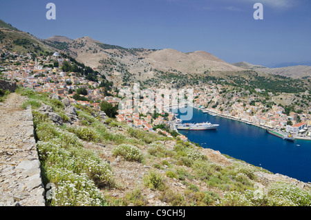 Blick auf Hafen von Gialos, Insel Symi, Griechenland Stockfoto