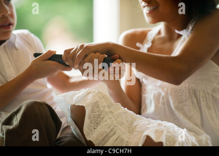 Kinder kämpfen über Fernbedienung, beschnitten Stockfoto