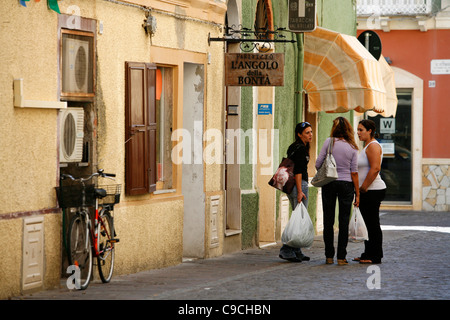 Straßenszene in Carloforte, Insel San Pietro, Sardinien, Italien. Stockfoto