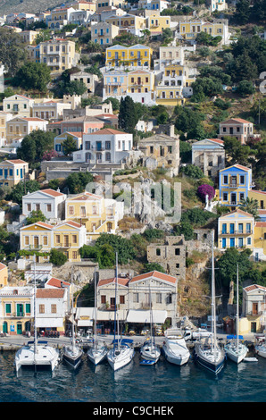 Boote im Hafen von Gialos, Insel Symi, Griechenland Stockfoto