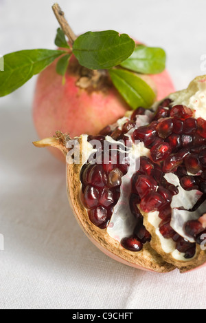 Granatapfel, schneiden eine offene freizügige Samen Stockfoto