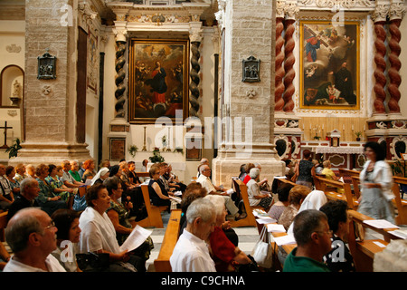 Besucher der Messe in der Chiesa di San Michele Kirche, Alghero, Sardinien, Italien. Stockfoto