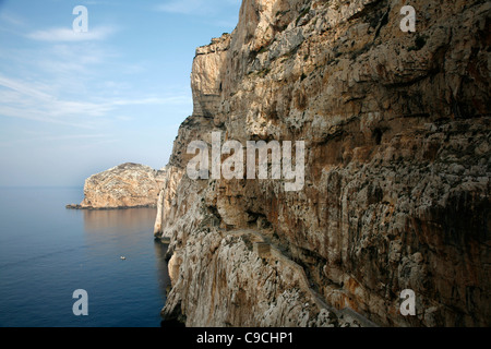 Blick über die Escala del Cabirol, die Treppe führt auf die Grotta di Nettuno, Capo Caccia, Alghero, Sardinien, Italien. Stockfoto