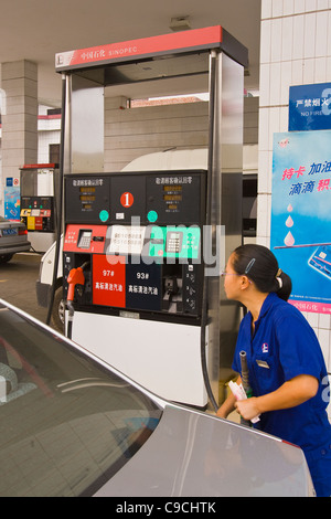 PAN YU, Provinz GUANGDONG, CHINA - Frau Pumpen Gas an Tankstelle. Stockfoto