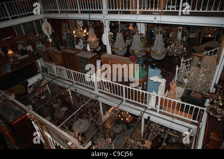 Array von Elementen auf einer indoor Antiquitätenmarkt in Brüssel Stockfoto