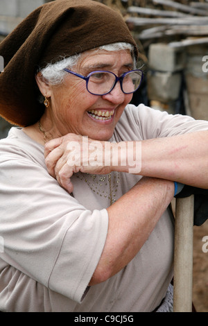 Porträt einer Frau mit Tracht in der Nähe von Talana Dorf in der Region Gennargentu, Sardinien, Italien. Stockfoto