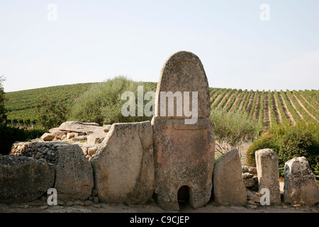 Das Riesen-Grab von Coddu Vecchiu, Arzachena, Sardinien, Italien. Stockfoto