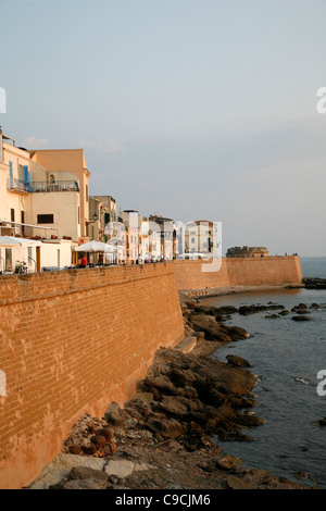 Die Promenade entlang der Stadt Wände, Alghero, Sardinien, Italien. Stockfoto