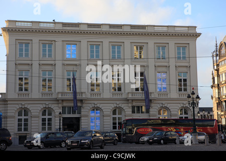 Magritte-Museum in Brüssel mit einige Fenster drapiert mit Zuckerwatte Wolken, die er berühmt wurde Stockfoto