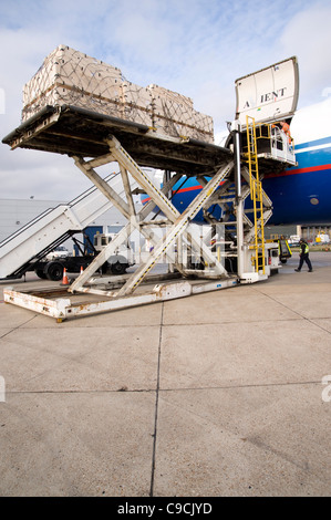 McDonnell Douglas DC-10 Flugzeug laden Fracht für Afghanistan am internationalen Flughafen von Kent (Maston) Stockfoto