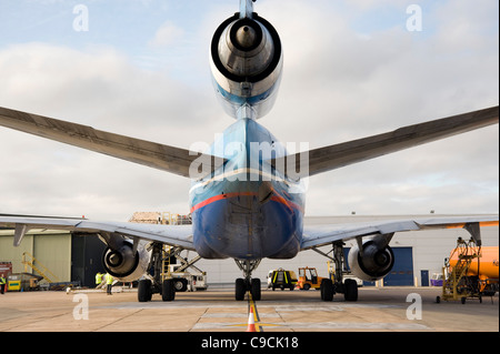 McDonnell Douglas DC-10 Flugzeug laden Fracht für Afghanistan am internationalen Flughafen von Kent (Maston) Stockfoto