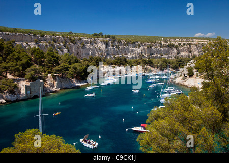 Boote vor Anker in einer der Calanques bei Cassis, Provence Frankreich Stockfoto