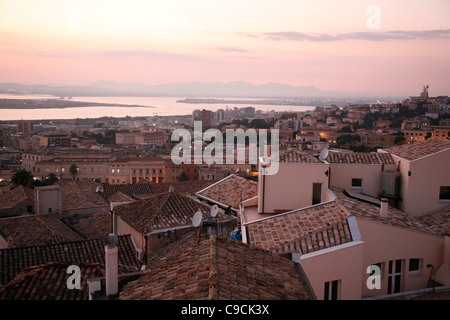 Skyline-Blick über die Dächer und Port, Cagliari, Sardinien, Italien. Stockfoto