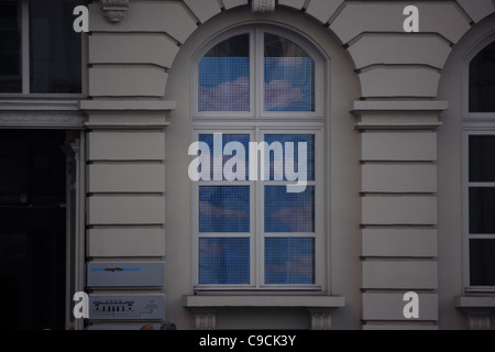 Eingang und Fenster das Magritte-Museum in Brüssel, Belgien. Das Fenster ist in seiner berühmten Zuckerwatte Wolken gehüllt. Stockfoto