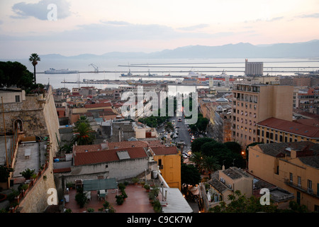 Skyline-Blick über die Dächer und Port, Cagliari, Sardinien, Italien. Stockfoto