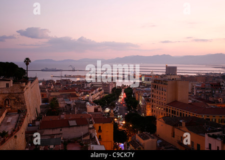 Skyline-Blick über die Dächer und Port, Cagliari, Sardinien, Italien. Stockfoto