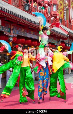 Chinesische traditionelle Akrobaten, die Durchführung von außerhalb ein Theater Theater in Beijing VR China Volksrepublik Volksrepublik China Asien Stockfoto