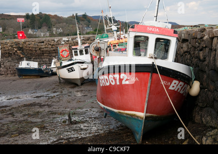 Boote am Strand von Broadford auf der Isle Of Skye, Schottland, Vereinigtes Königreich Stockfoto