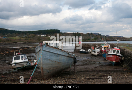 Boote am Strand von Broadford auf der Isle Of Skye, Schottland, Vereinigtes Königreich Stockfoto