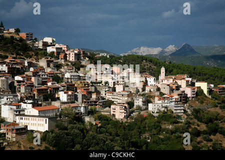 Blick über Talana Dorf und das Gennargentu-Gebirge, Sardinien, Italien. Stockfoto