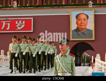 Chinesische Soldaten marschieren vom Tiananmen Turm unter Chairman Mao Porträt, Tor des himmlischen Friedens, Peking, China, Asien Stockfoto