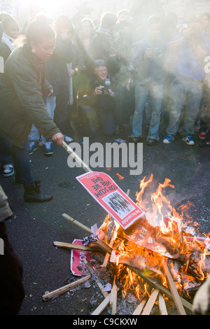 Plakate von Demonstranten, Tag X Studentendemonstration, 24. November 2010, London, England am Whitehall verbrannt Stockfoto