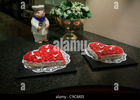 zwei herzförmige Hochzeitstorten mit Erdbeere am deutschen Hochzeit Buffet, Deutschland, Europa Stockfoto