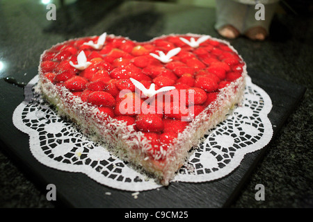 herzförmige Hochzeitstorte mit Erdbeere am deutschen Hochzeit Buffet, Deutschland, Europa Stockfoto