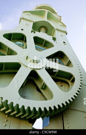 Zahnrad auf riesigen Platte biegerolle an der Historic Dockyard Chatham Stockfoto