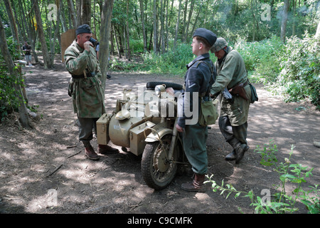 Deutsch 2. Weltkrieg Re-enactment mit einem deutschen BMW R75 Motorrad mit Beiwagen auf der 2011 War & Peace Show, Hop Farm, Kent, UK. Stockfoto