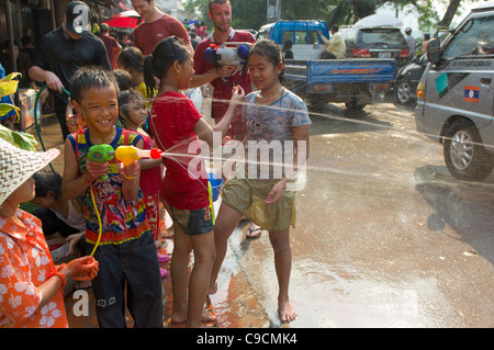 Lao Young Boy mit Super-Soaker Teilnahme an Waterfights, Lao Neujahr (Pi Mai Lao), Luang Prabang, Laos Stockfoto