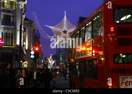 Christmas Lights Oxford Street (Circus) in der Nähe der Kreuzung der Regents Street, WC1, London, England, 2011. Stockfoto