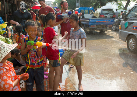 Lao Young Boy mit Super-Soaker Teilnahme an Wasserschlacht, Lao Neujahr (Pi Mai Lao), Luang Prabang, Laos Stockfoto