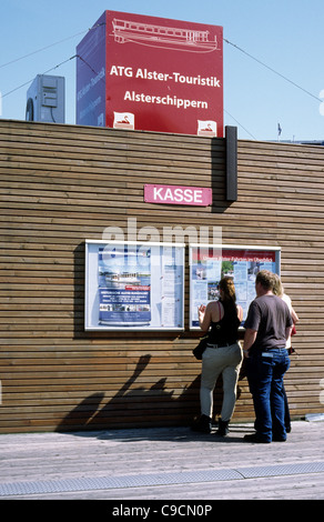 Touristen, die gerne an den Zeitplan für die Alster Dampfschiffe in der freien und Hansestadt Hamburg. Stockfoto