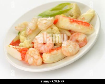 Gekochte Garnelen mit Krebsfleisch und Gemüse Stockfoto