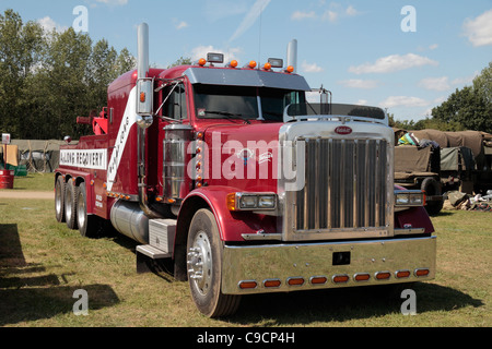 A. Long Peterbilt-Rückgewinnungsfahrzeug auf der war & Peace Show 2011 auf der Hop Farm, Paddock Wood, Kent, Großbritannien. Stockfoto