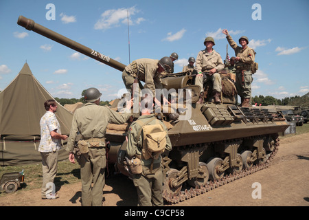 Re-enactment gekleidet als amerikanischer Truppen auf ein Weltkrieg zwei Sherman-Panzer auf der 2011 Krieg & Frieden Schau Hop Farm, Kent, UK. Stockfoto