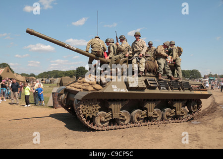 Re-enactment gekleidet als amerikanischer Truppen auf ein Weltkrieg zwei Sherman-Panzer auf der 2011 Krieg & Frieden Schau Hop Farm, Kent, UK. Stockfoto