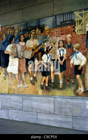 Historische DDR kommunistischen Wandbild an der Wand des Detlev-Rohwedder-Haus, das Bundesministerium der Finanzen in Berlin. Stockfoto