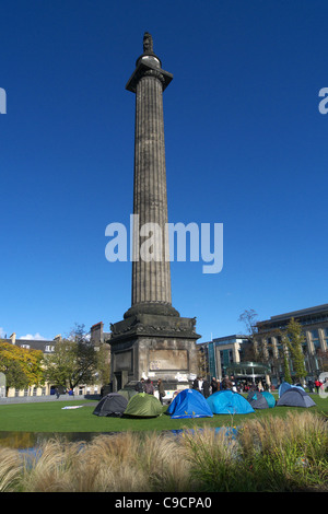 Melville-Denkmal in St. Andrews Square, Edinburgh, Schottland, Großbritannien mit Demonstranten und ihre Zelte Stockfoto