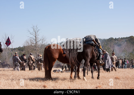 Kalvarienberg Soldat und andere Soldaten beschossen Bürgerkrieg Reenactment auf Schlachtfeld Stockfoto