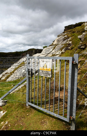 Melden Sie auf Tor Warnung vor Gefahr durch Steinbruch Rand, Cheesewrings Steinbruch in der Nähe von Schergen, Bodmin Moor, Cornwall, England Stockfoto