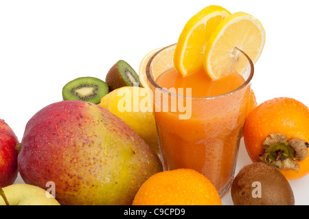 Glas frische Multivitamin Saft - Orangen, Zitronen, Kiwi, Mango, Äpfeln und Kaki Früchte Stockfoto