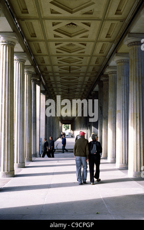 Kolonnaden am Alten Nationalgalerie auf der Museumsinsel in Berlins Mitte. Stockfoto