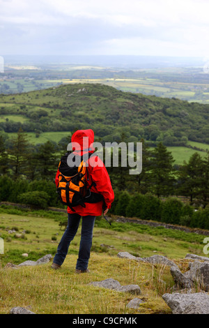 Wanderer, betrachten in der Nähe von Schergen, Bodmin Moor, Cornwall, England Stockfoto